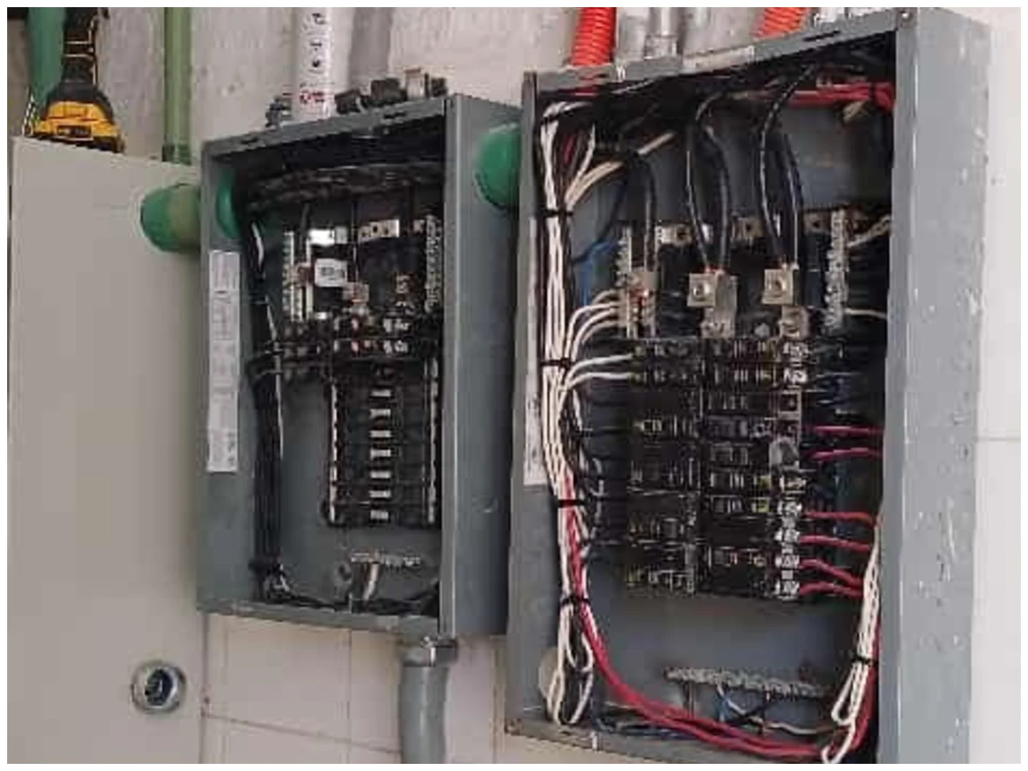 Un profesional haciendo corrección de voltaje