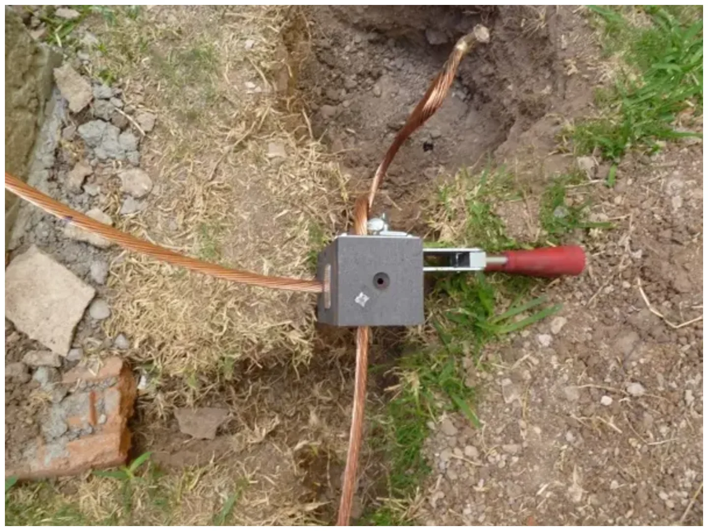 Electricista instalando Sistemas de tierra física Cuernavaca