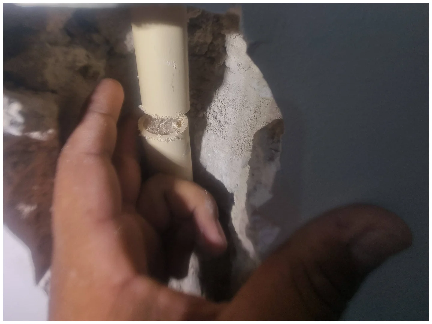 Tecnico haciendo Reparación de Fuga de Agua en Cuernavaca